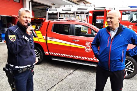 Robert Šebenik je predstavil delo policijske pisarne, ki deluje v Cerkljah že 24 let. Ob njem na desni predsednik PGD Cerklje Primož Močnik